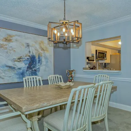 1055-805 8Th Floor Condo With Abundant Light